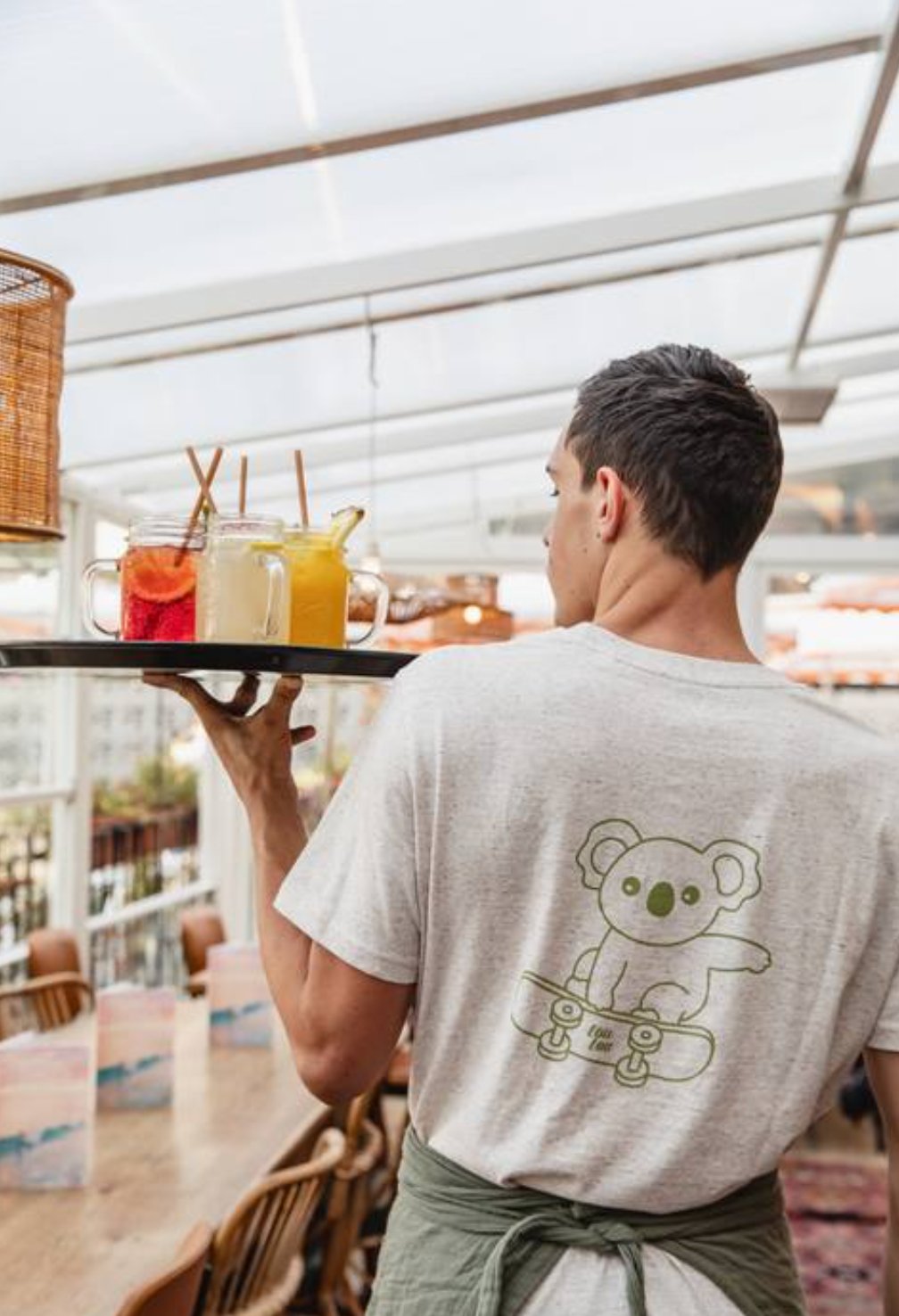 Serveur portant un plateau dans un restaurant