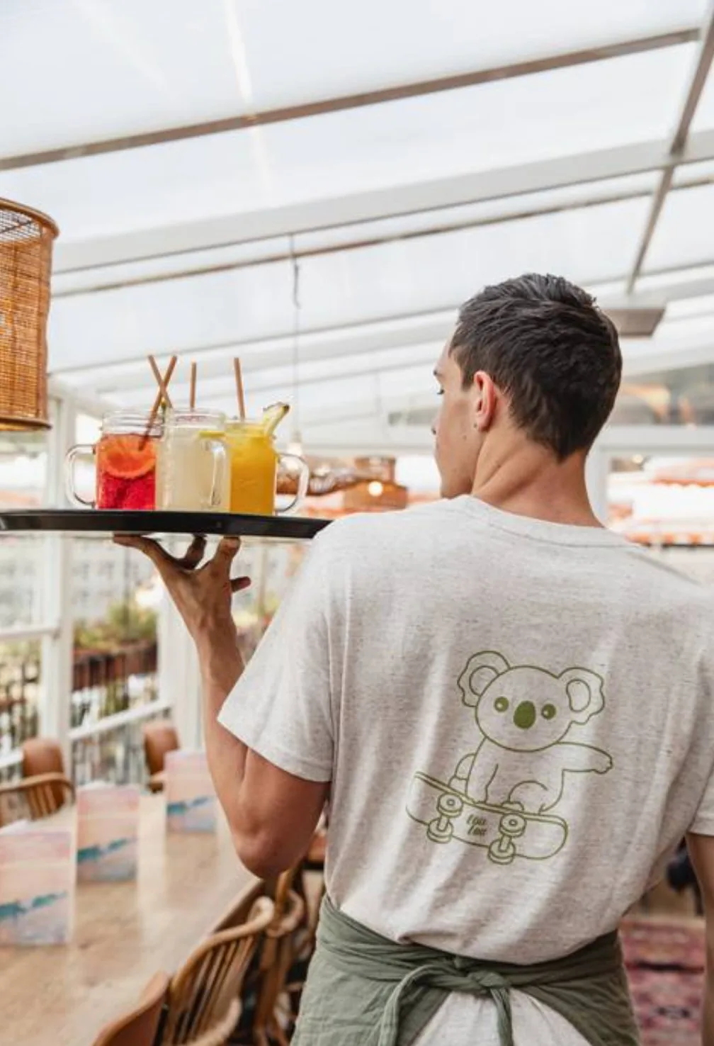 Serveur portant un plateau dans un restaurant