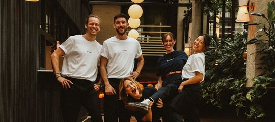Serveur portant un plateau dans un restaurant